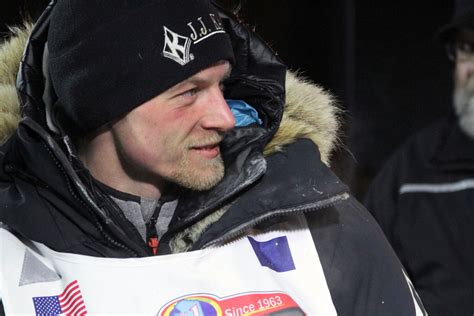 5-time Iditarod champion Dallas Seavey kills and guts a moose that got