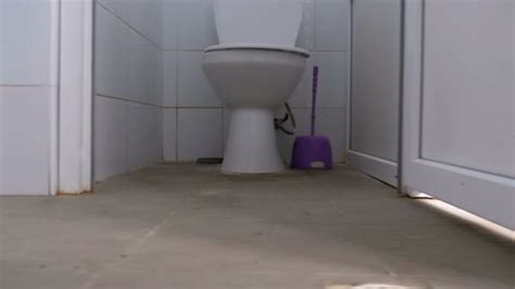 Vidéo de Deux gays ensemble vont à la même cabine de toilette publique