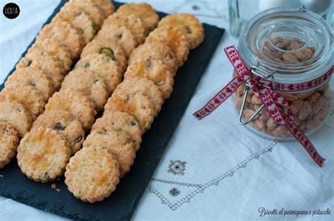 Per realizzare i biscotti al parmigiano dovete innanzitutto setacciare la farina in una ciotola. Biscotti al parmigiano e pistacchi di Knam | Ricette ...