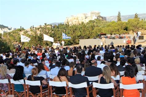 Πολλοί αρχαίοι συγγραφείς συμφωνούν πως ήταν ένα από τα 7 θαύματα του κόσμου, τόσο ζωντανό και συνάμα επιβλητικό, που μόνον έτσι θα μπορούσε κανείς να φανταστεί τον πατέρα των θεών. Ολυμπιακή Ακαδημία: Η 53η Διεθνής Σύνοδος στην Αρχαία ...