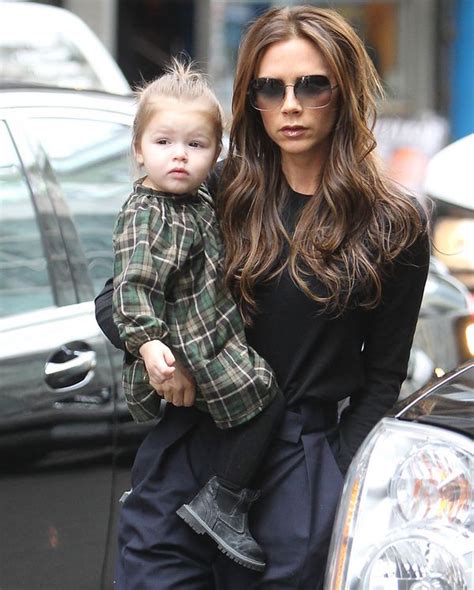 Caras Harper Oferece A Victoria Beckham Um Presente Muito Especial Em