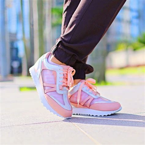 Beragam review sneaker atau sepatu kets original terbaru harga murah. Style Hijab Dengan Sepatu Sport