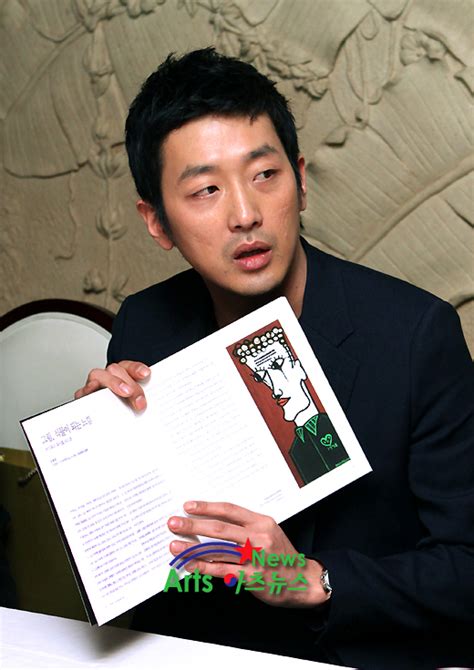 이 아티스트의 작품 더 보기. 아츠포토 하정우, '작품소개하는 지적인 모습 너무 멋지네 ...