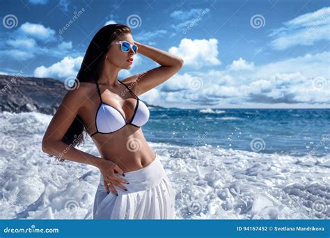 menina bonita no biquini branco no beira mar foto de stock imagem de beleza caucasiano 94167452