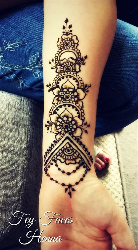 Star henna tattoo designs look great across the wrists, arms, the back, and even around the ankles. Inner arm henna design | Wrist henna, Henna designs arm ...