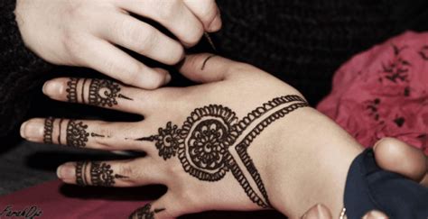 Henna kaki terbaru henna kaki pengantin motif henna kaki sederhana henna tangan dan kaki. 100+ Gambar Henna Tangan, Kaki, Pengantin | Motif, Corak ...