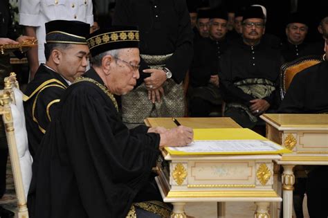 Lot 443 lorong bangunan kwsp off jalan padang garong. MAJLIS ISTIADAT LAFAZ SUMPAH PEMANGKU SULTAN KELANTAN