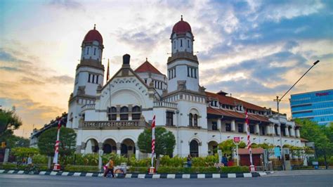 Similar with dutch rationalism, the style is the result of the attempt to develop new solutions to integrate traditional precedents (classicism) with new technological possibilities. Semarang, Central Java.