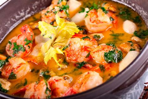 Con las gambas o los langostinos, es recomendable haber congelado el producto ya pelado. Receta de Mero en Salsa de Gambas - Unareceta.com