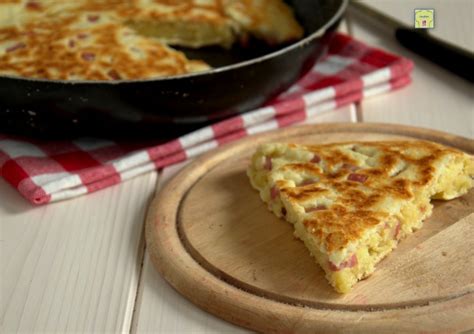Certo la pizza a lievitazione classica è più buona, ma vi assicuro che questa non è per niente male…a me è piaciuta tantissimo, proprio un'ottima soluzione quando serve! Pizza perugina in padella con lievito istantaneo