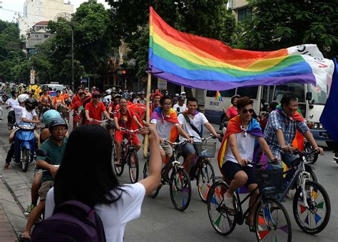 Vietnam 300 Personnes Défilent à Hanoï Pour La Gay Pride