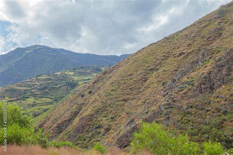 Paisaje De La Sierra Peruana Vegetación Cerros Montañas Cielo Con