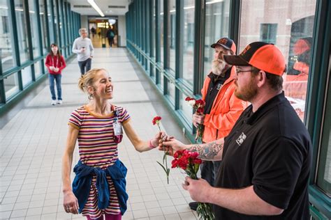 Photos Downtown Ambassadors Distribute Over 700 Flowers For Valentine