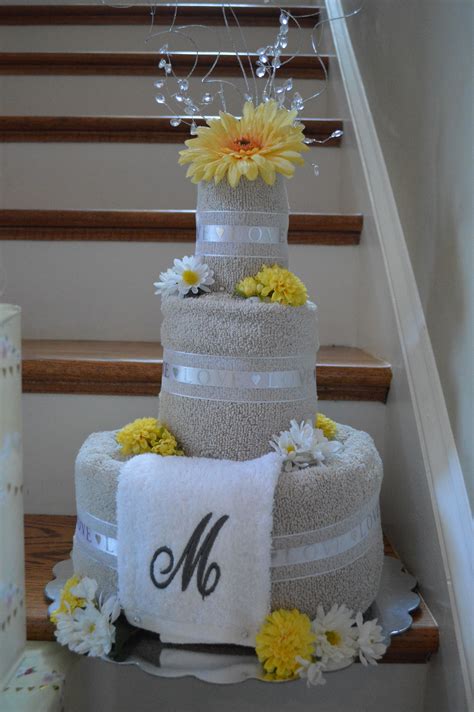 My daughter posted a link with some great pictures of bridal shower towel cakes, and instructions on how to fold them on her blog. Wedding Towel Cake | Hochzeitsdekoration, Selbstgemachte ...