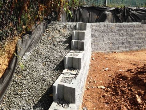 Recon's large retaining wall block can be engineered for unreinforced gravity retaining walls reaching heights in excess of 20'. Permeable Concrete Retaining Wall | CornerStone 100
