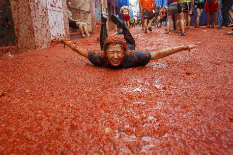Away They Go Revelers Wallow In Pulp At Spains Tomatina Festival