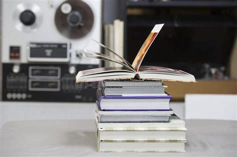 Learn vocabulary, terms and more with flashcards, games and other study tools. Offenes Buch, Stapel Des Gebundenen Buches Reserviert Auf ...