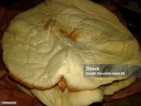 난 빵 닫기 사진 캡처 탄두리 난 방글라데시와 인도 난 로티 Naan은 주로 서아시아 남아시아 의 요리에서 발견되는 오븐에서 구운 플랫 브레드입니다 Tandoori에 대한