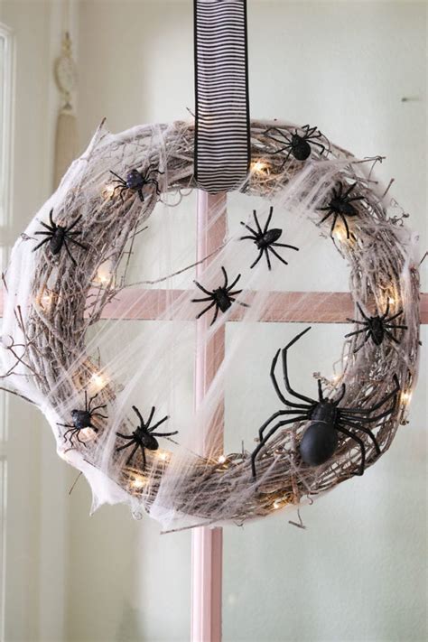 Easy Diy Halloween Wreath With Spiderwebs Modern Glam