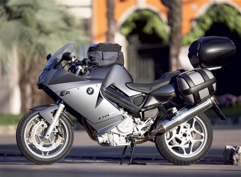 Riding aggressive,just tighten up the suspension and go after it hard. BMW F800ST - Review and photos
