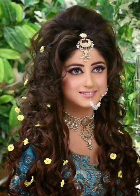 Download Pakistani Girl Sajal Ali With Flower Clips Picture