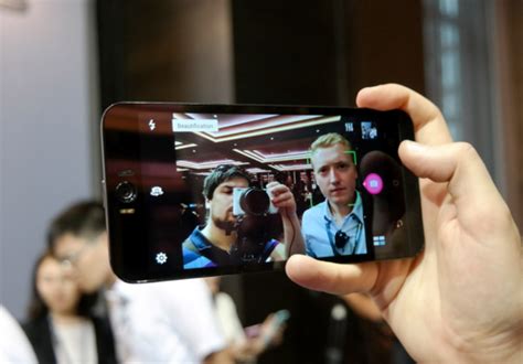10 HP Android dengan Kamera Depan Terbaik untuk Selfie