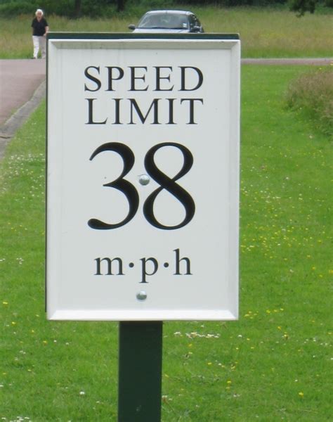 38 Mph 60 Kph Speed Limit Sign © Phillip Williams Cc By Sa20