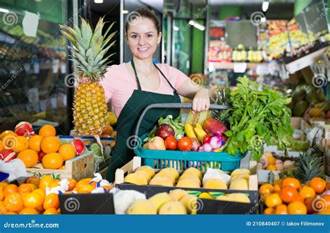Meisje Met Allerlei Groenten En Fruit In De Mand Stock Afbeelding