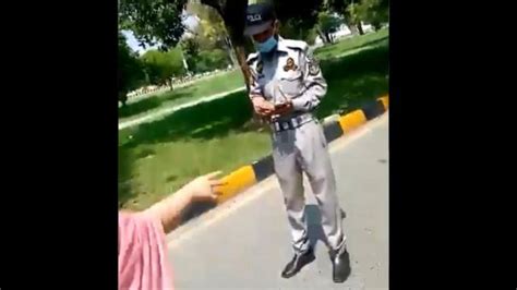 اسلام آباد میں خاتون اور ٹریفک پولیس کے درمیان جھگڑا چالان کے وقت کسی کی ویڈیو بنانا حقوق کے