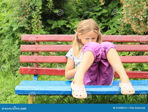 Ragazza Che Si Siede Sul Banco Fotografia Stock Immagine Di Bambino