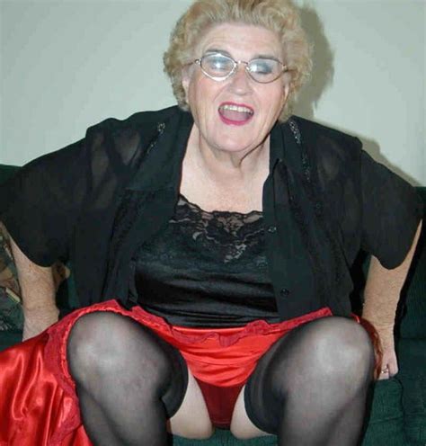 Granny Gives Us A Nice Upskirt Shot Of Her Porn Photo Pics