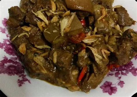 Semuanya harus dihaluskan dengan cara diuleg baru ditaburkan pada sayur rebus, sehingga akan menghasilkan rasa pedas khas dari pecel. Resep Daging kambing Bumbu kecap Pedas Manis oleh Zura Zane - Cookpad