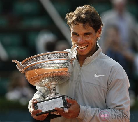 Rafa Nadal Muerde El Trofeo Que Le Acredita Como Campeón De Roland