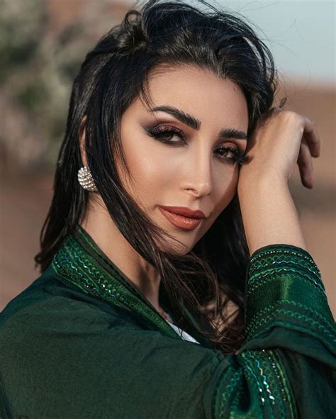 Beautiful Arabic Lady Close Up Posing In Green Abaya Photography