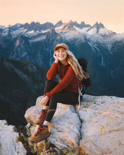 what to wear hiking as a woman renee roaming