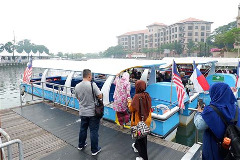 Pengunjung, uzma balqis mohd azhar, 20, yang kali pertama menaiki bot itu berkata. Melaka River Cruise, Tempat Ini Bikin Si Jomblo Merasa ...