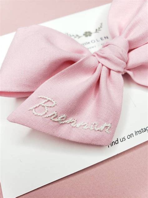 Do you want to know how to make girls' hair bows? Name hair bow|| hand embroidered name bows || gift ideas || | Etsy hair bows, Diy hair bows ...