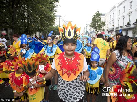 英国诺丁山狂欢节开幕 民众街头狂欢组图 2 中国日报网