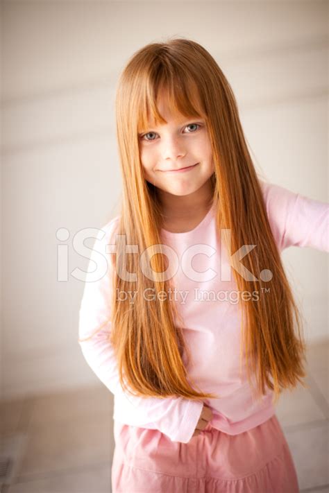 Uzun Kızıl Saçlı Küçük Kız Gülümseyerek Renkli Görüntü Stok Fotoğraf Freeimages
