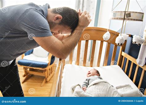 Padre Cansado Con Un Bebé Enfermo Que Sufre Depresión Post Natal Foto