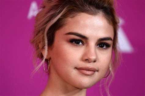 The Back Of Selena Gomez S Hair At The Billboard Music Awards Was So Cool It Hurts Glamour