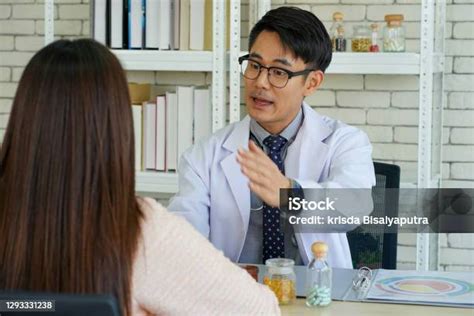 Dokter Medis Asia Di Klinik Memberikan Saran Kepada Pasien Wanita Muda