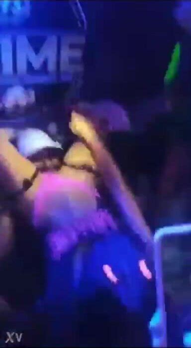 Capture Of Mc Pipokinha Letting A Fan Suck Her Pussy During A Concert Cnn Amador