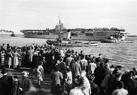 Mai s j hres 1949 vom par¬ lament risch n rat beschlossene grundgesetz artikel 1 (1) die würde des menschen ist unantastbar. May 23, 1949: Crowds farewell HMAS SYDNEY III after her ...