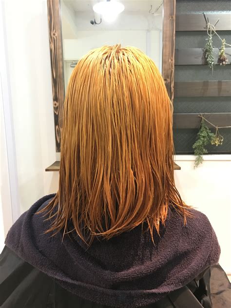 ブリーチとは？ ブリーチとは「脱色」のことで、 美容室のブリーチとは「髪の毛の色素を抜く工程」のこと です。 ほとんど人はブリーチの後に好みのカラーを重ねます。ブリーチとは理想の髪色を再現するためのベース作りと思っていただけると分かりやすいですね! 髪を可能な限り明るく!ブリーチ1回→オレンジからのホワイ ...