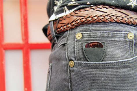 Choisir un jean, c'est parfois un enfer ! Comment choisir un jeans gris ? Quel tissu et quelles coupes