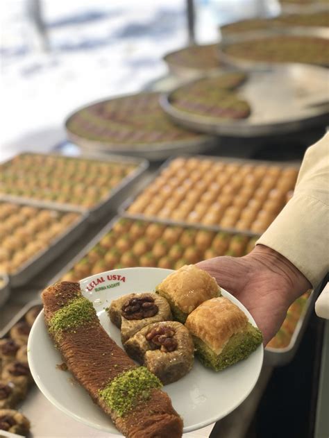 Milyarlarca kişinin yaşadığı aşk duygusunu, nedenlerini, niçinlerini ve aşkin yol tari̇fi̇ni̇ sunduğumuz bu kitapta kırılmış ve onarılmayı bekleyen yüzbinlerce yüreği onarmaya geldim. Celal Usta Burma Kadayıf&Baklava - İzmir - Kısık Ateş