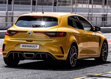 Tout au moins, elle ne mérite pas le tintamarre effectué par renault à l'occasion du mondial de paris en 2008. Hardcore 2019 Renault Megane RS Trophy revealed | Driving ...