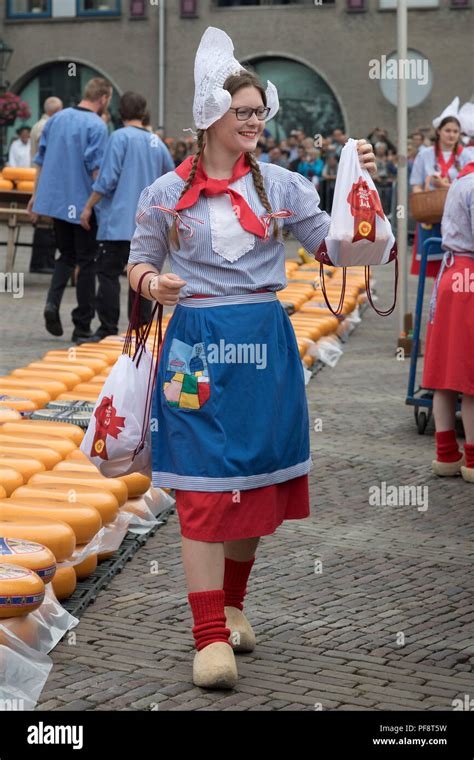 Girls Traditional Dutch Costume Fotos Und Bildmaterial In Hoher