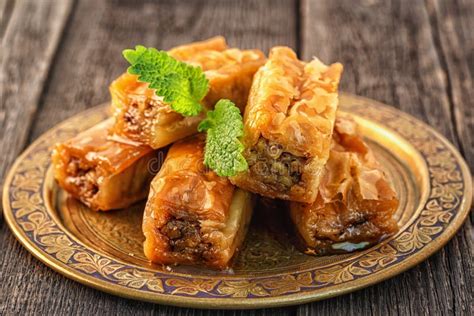 Baklava Arabe Traditionnelle De Dessert Avec Du Miel Et Des Noix Photo